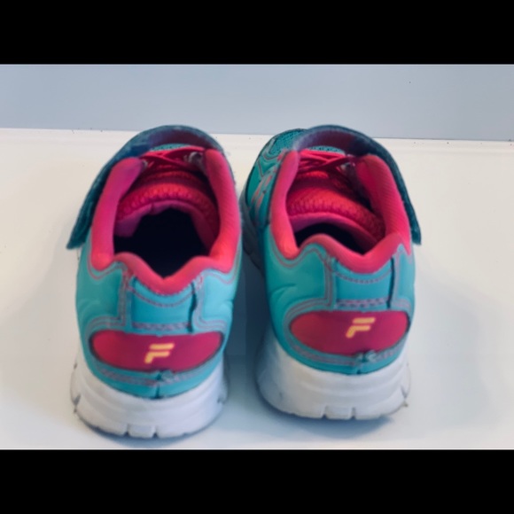 Fila girl velcro sneaker blemish on the toe - Picture 5 of 7